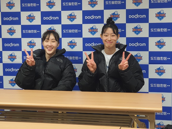 ‘블로킹 2위’ IBK기업은행 최정민 “감정을 눈물로 풀어서 울음이 많아...동생에게 팀 패딩 자랑했어요”