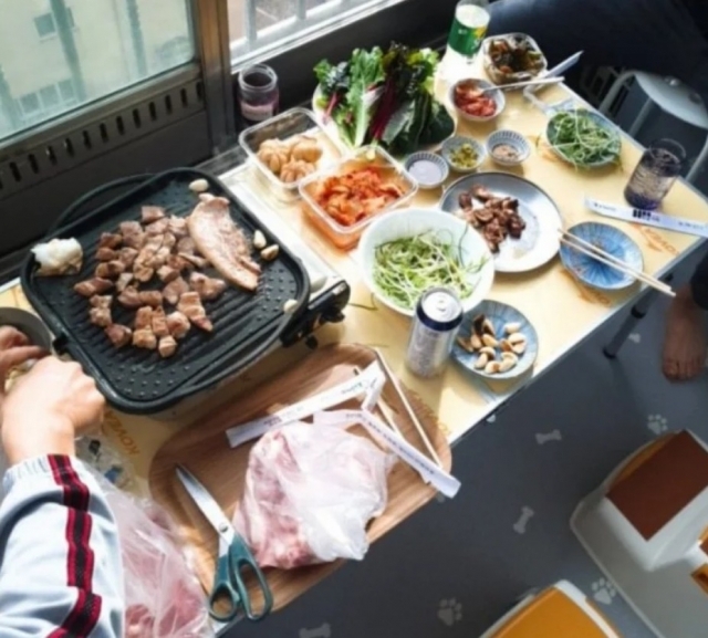“내 집에서 고기 굽는 게 뭐가 문제”…인터넷 달군 ‘베란다 파티’ 논쟁