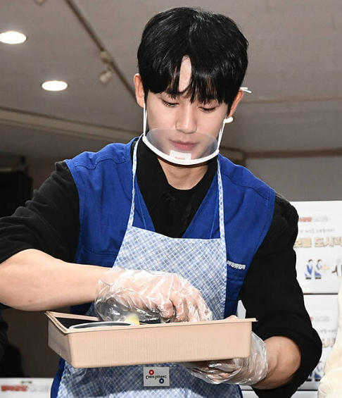 배우 정해인, 행복공감봉사단과 쪽방촌 도시락 나눔 봉사활동 ‘훈훈’