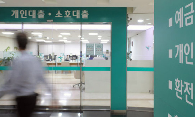 보험금 담보 대출 늘고 카드론 잔액도↑… 서민 경제 ‘경고등’