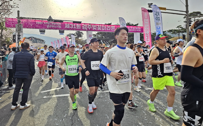 경주벚꽃마라톤대회 ‘축제장’ 방불, 벚꽃비 흠뻑 맞으며 보문관광단지 달려 대성황
