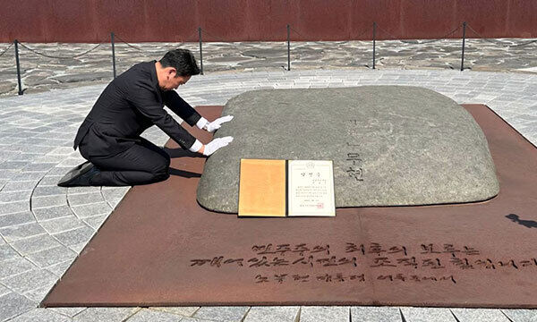 장인 묘역에 국회의원 당선증 놓은 곽상언 “노무현 정치 계승”