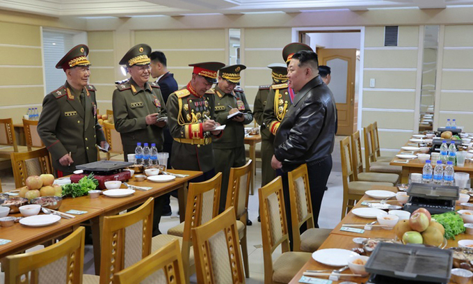 “김정은 동지께서 차려준 저녁”…연이은 ‘밥상’ 공개 왜?