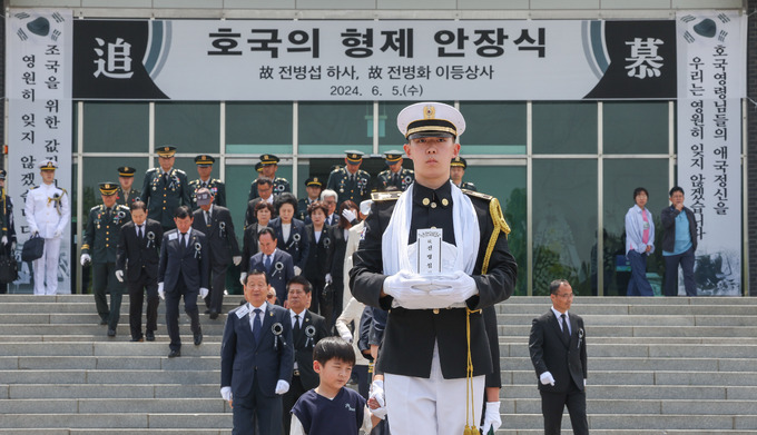 [포토] 영원히 잊지 않겠습니다 호국의 형제 안장식