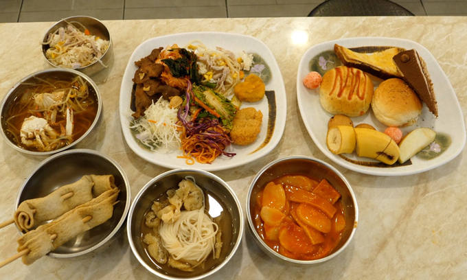 “백종원도 이렇게 못 팔아”…한식뷔페가 4500원, 반찬만 20가지에 라면은 셀프. 빵은 덤? [비쌀 이유 없잖아요]