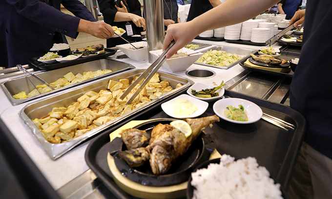 최고의 복지는 구내식당?…직장인들 평균 점심값 1만원 넘어 “이제 무슨 낙으로?” [일상톡톡 플러스]