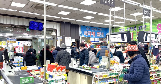 대형마트 뚫고 골목상권 지키는 천안의 한 동네마트…비결은?