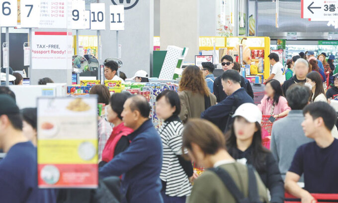 출국 직전 필수 쇼핑 코스… 외국인 ‘성지’된 서울역 롯데마트