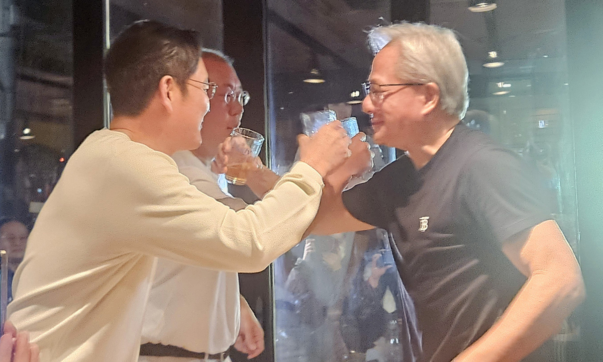 李대통령, 엔비디아 젠슨 황과 AI 협력 확대키로… “대한민국 AI수도로”