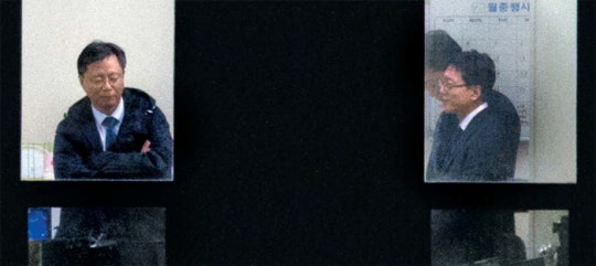 팔짱낀채 웃으며 조사받는 우병우 | 인스티즈