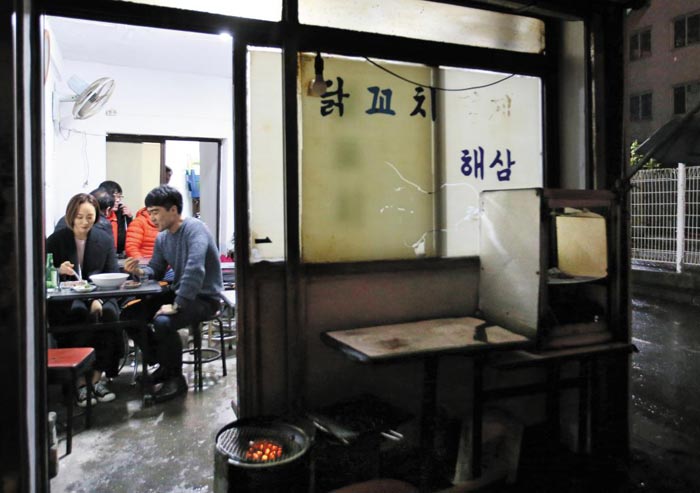 30년 닭꼬치집, 20년 생태탕집… 靑春, 아재 맛집에 빠지다