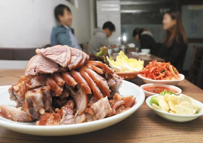 30년 닭꼬치집, 20년 생태탕집… 靑春, 아재 맛집에 빠지다