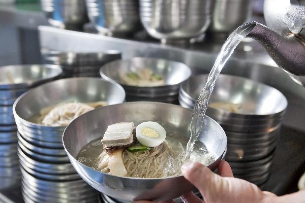 오래된 맛집 찾아다니는 젊은이들 “나는 옥동자”