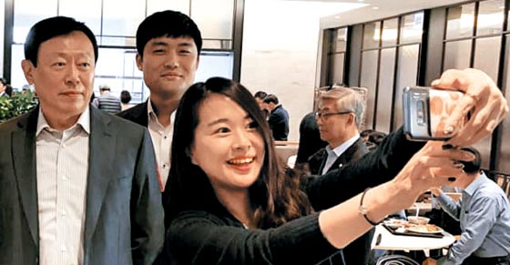 사내식당에서 직원들과 셀카 찰칵
