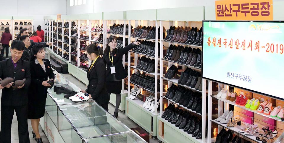 평양역전백화점 봄철 신발 전시회
