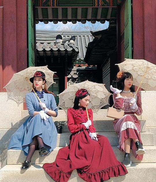 궁궐, 이젠 한복 소녀 대신 모던걸!