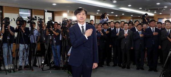 âì¡°êµ­, ì°ë¦´ êµ¬í  ìí¼ë§¨ ìë ìë§ì 386 ì ì¹ì¸ì¼ ë¿â...ì¡°êµ­ ì¬í, ì¬íÂ·ì¬ë¦¬íìë¤ì´ ëµíë¤