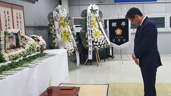‘아사 탈북 母子’ 장례식 찾은 김연철 “더는 장례 미룰 수 없었다”