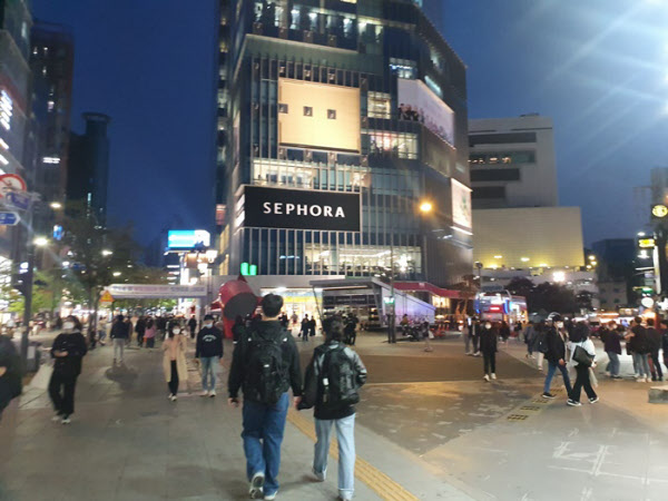 신촌도 뚫렸다...이태원 클럽 간 외국인 확진자 3名, 3~4일엔 신촌