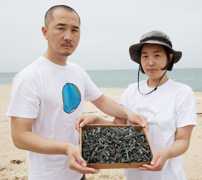 넓은 바닷속 청소하겠다 나선 스쿠버다이버 부부