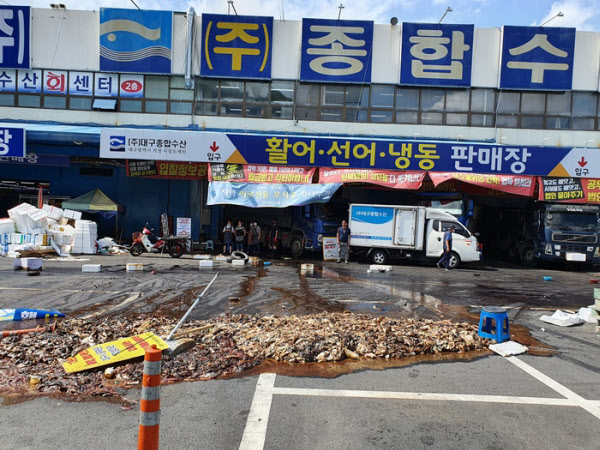 시장에서 나가라 vs 우리만 억울하다...대구농수산물도매시장 대치 사태