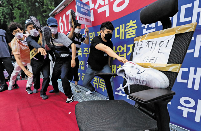 나라가 니꺼냐 폭발한 부동산 민심… 문재인 의자에 신발 던졌다