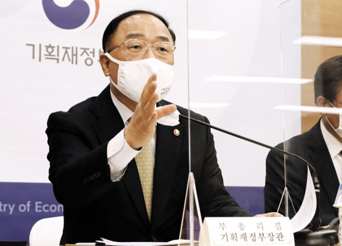 [김우철의 뉴스 저격] 文정부만을 위한… 전세계 어느 나라에서도 보지못한 ‘K 재정준칙’
