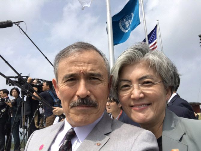 해리스 “강경화는 ‘비단보다 부드럽고 ‘못보다 단단해”