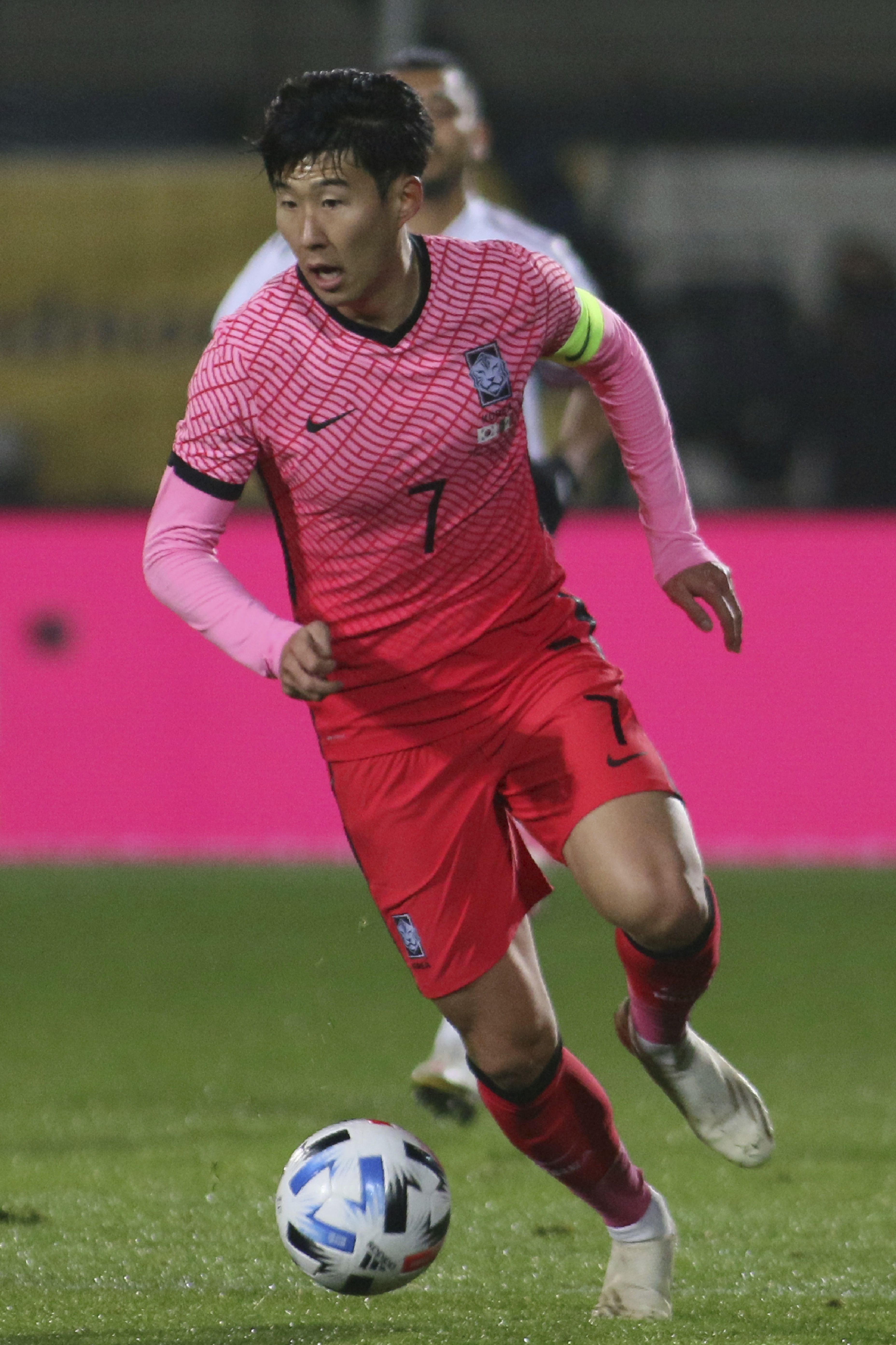 “0대3 완패도 화나는데”… 축구대표팀 유니폼에 ‘일장기’ 논란
