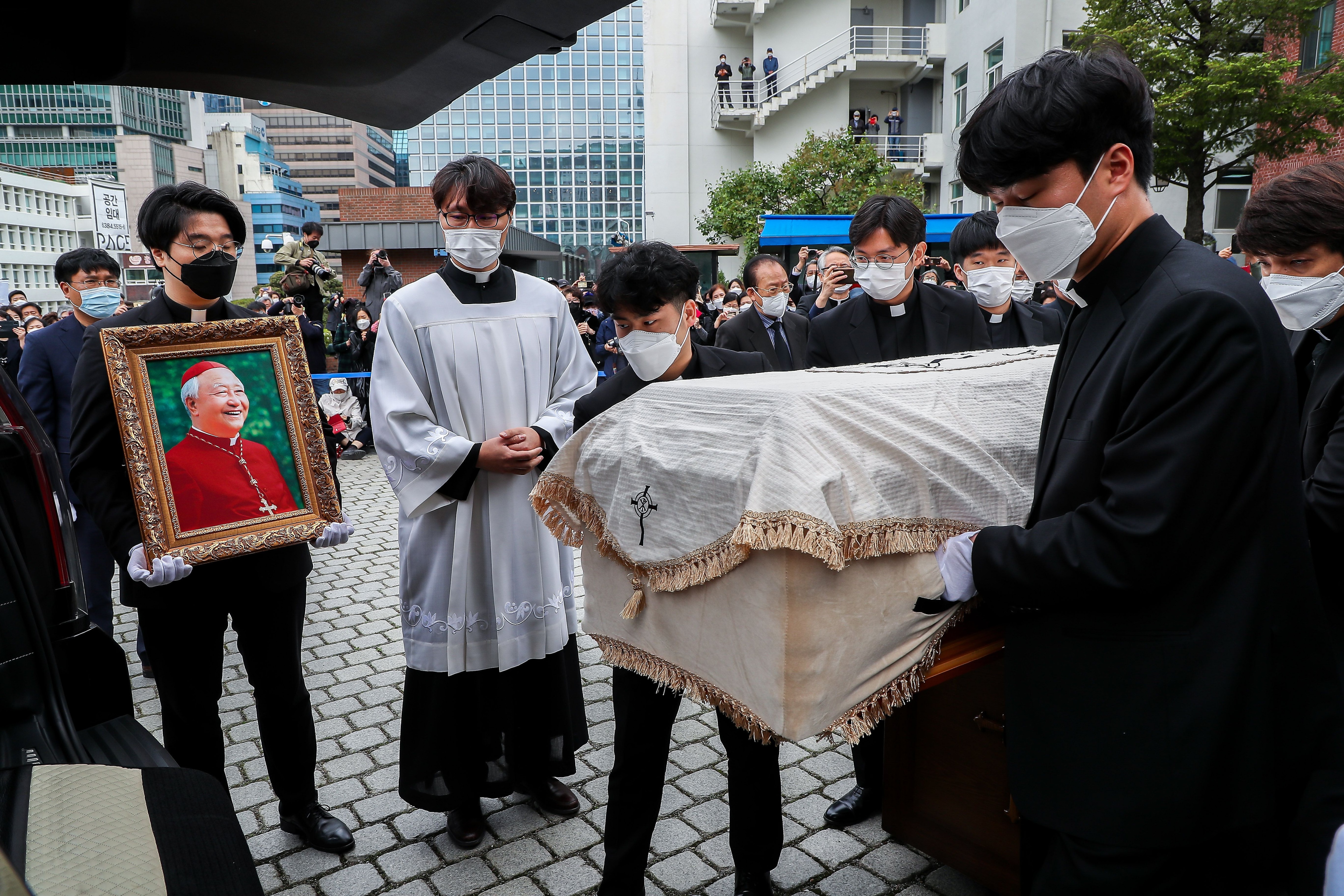 弔鐘 울리는 가운데 명동성당 떠나... 故 정진석 추기경 장례미사 봉헌