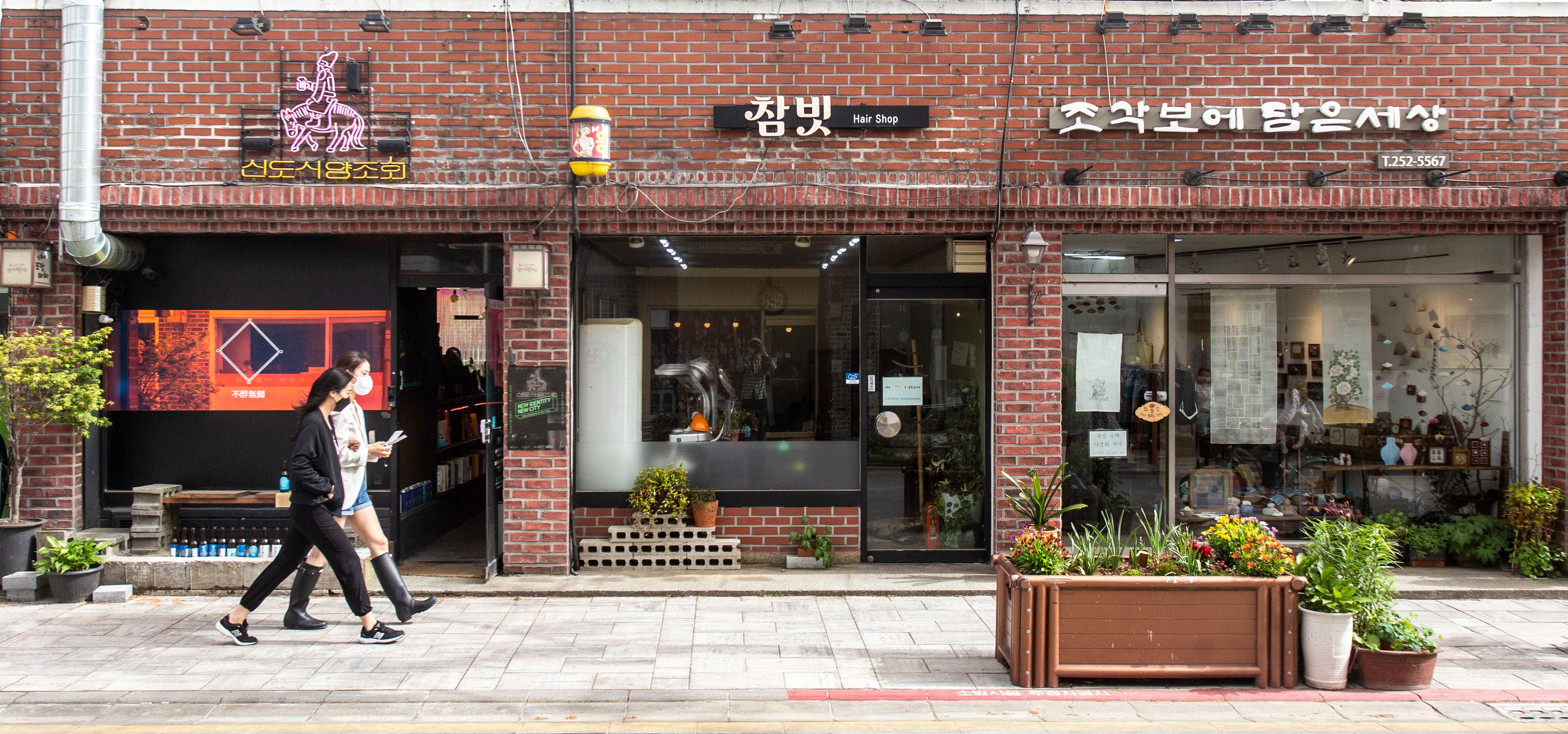 [아무튼, 주말] ‘방화수류정’서 피크닉, 성곽길 따라 자전거 여행… 수원화성에 ‘수며들다’