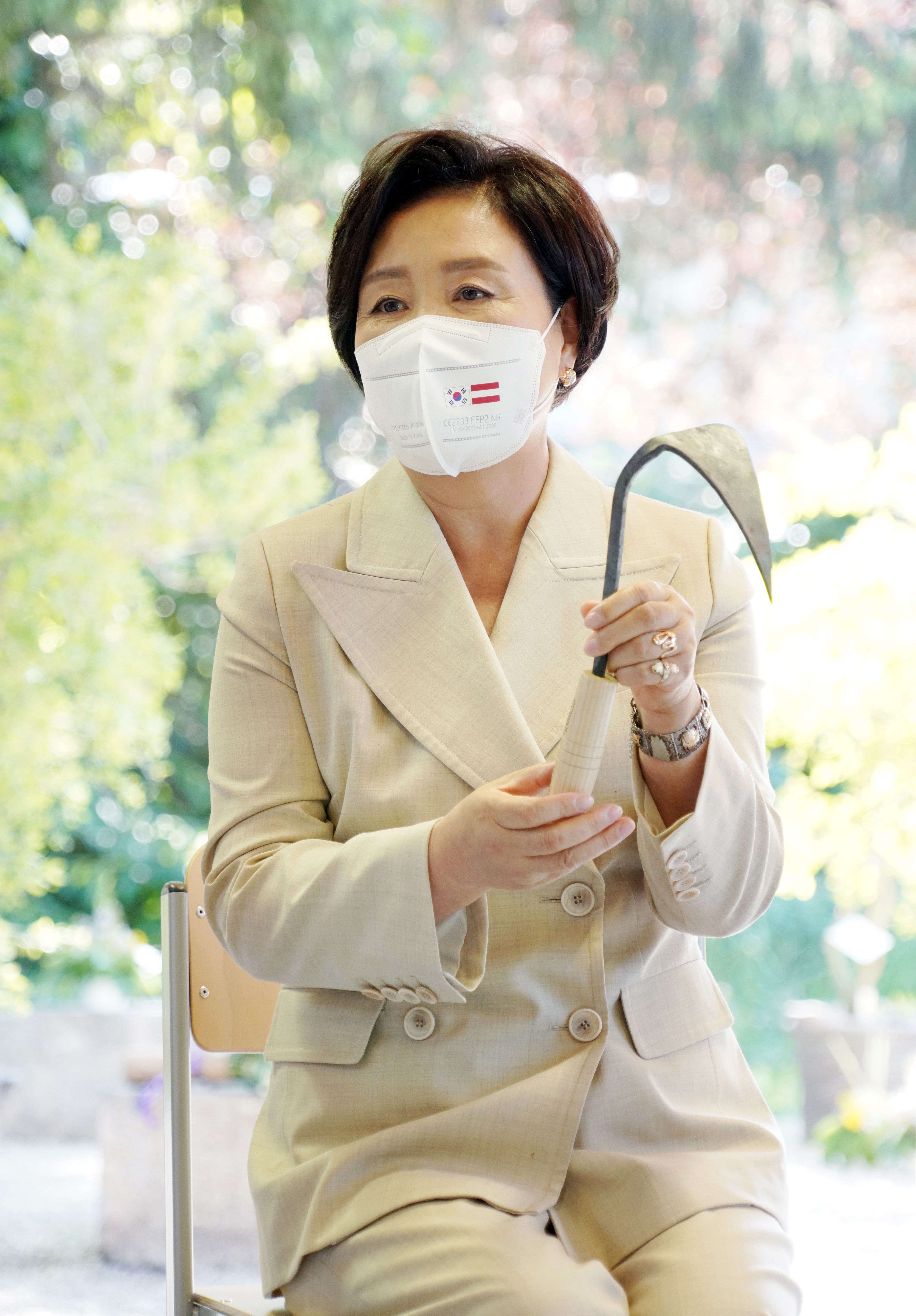 김정숙 여사 ‘호미 외교’… “남편과 관저에서 야채 가꿔요”