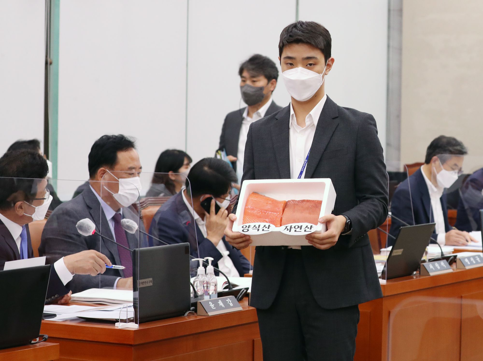 때깔 좋은 연어의 배신...붉은빛 정체는 석유로 만든 색소였다
