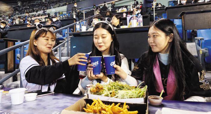 야구장에 치맥이 돌아왔네