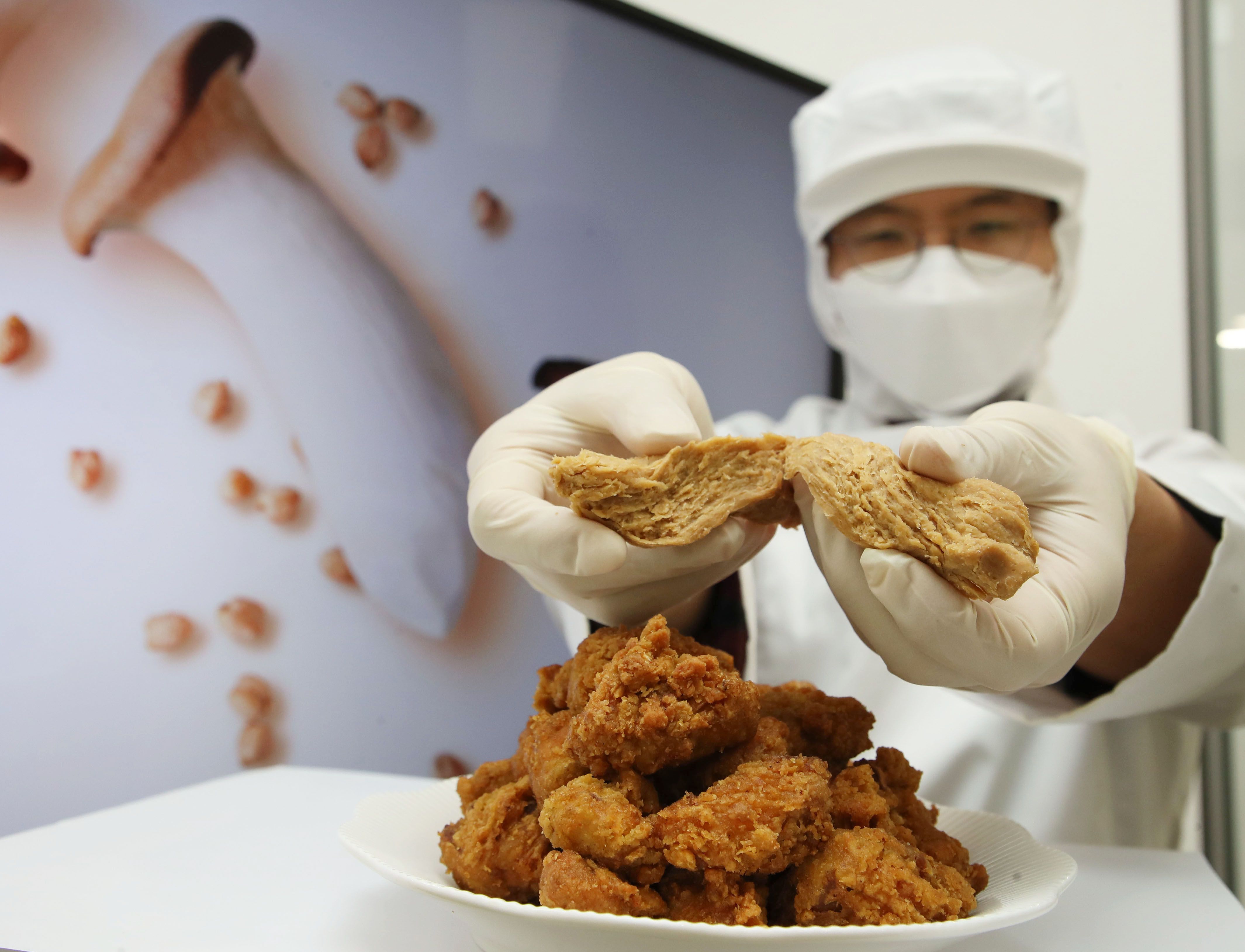 진짜 고기 뺨치는 가짜고기 전쟁… 버섯으로 식감 살리고, AI로 분자분석