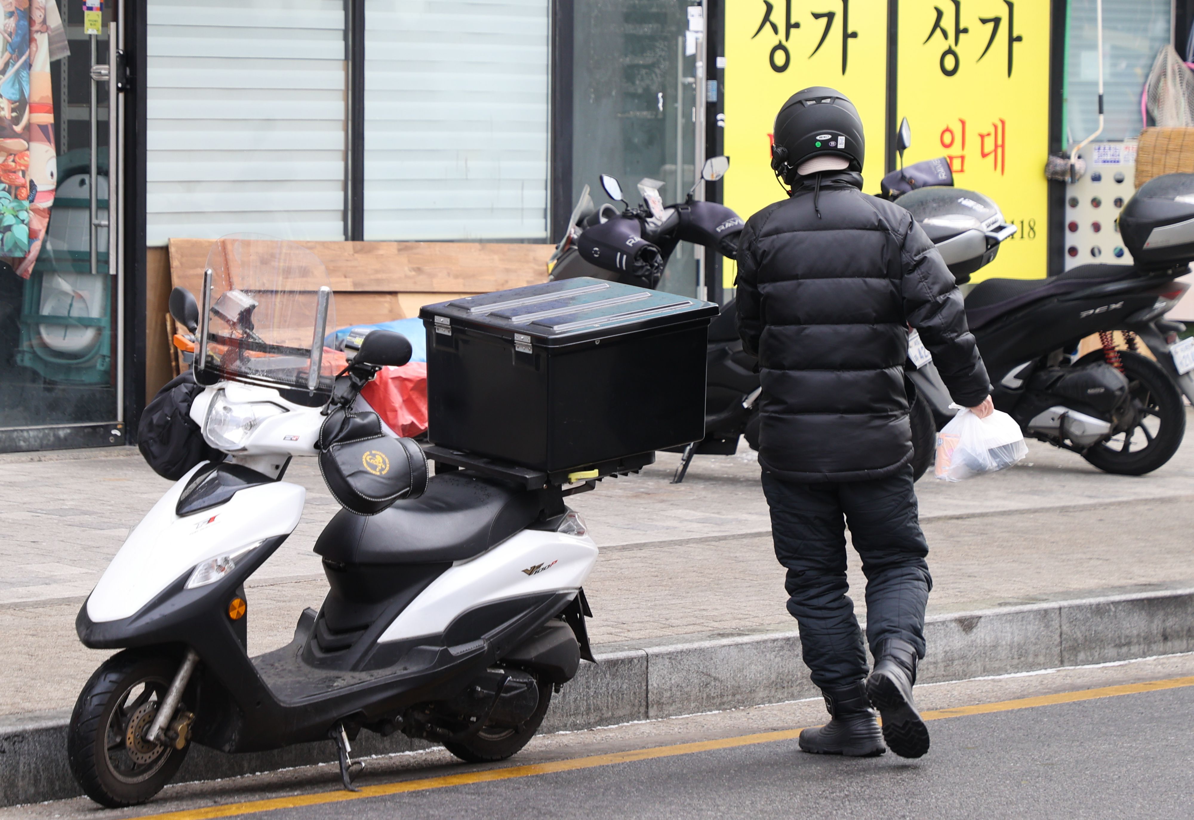우유 대리점·식자재 마트, 배달원 못구해 운다