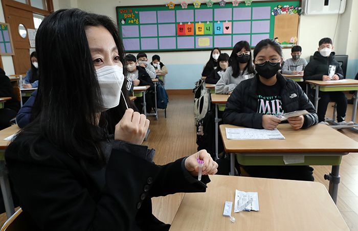 가족 중 확진자 있어도 등교?  첫날부터 혼란