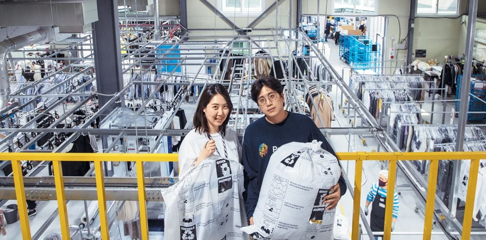 AI 공장서 하루 3만벌 척척… 부부 세탁특공대