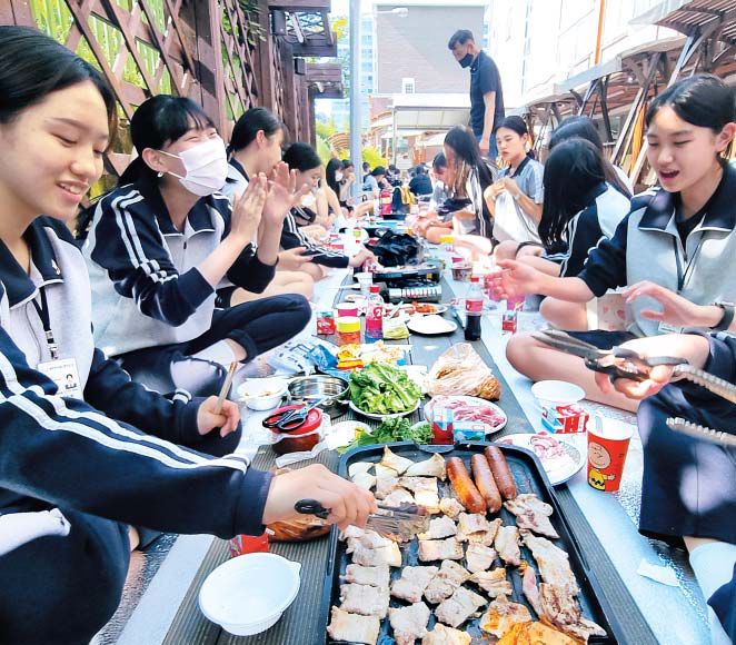 “코로나로 힘들었지?” 졸업생이 마련한 ‘전교생 삼겹살 파티’