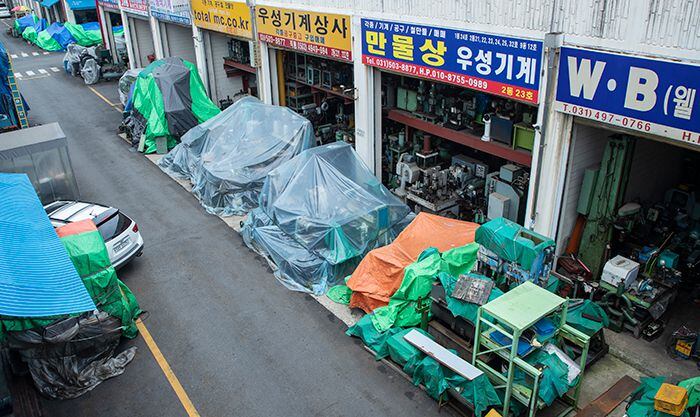 폐업으로 중고기계 넘쳐난다… 길가에 120m 늘어서