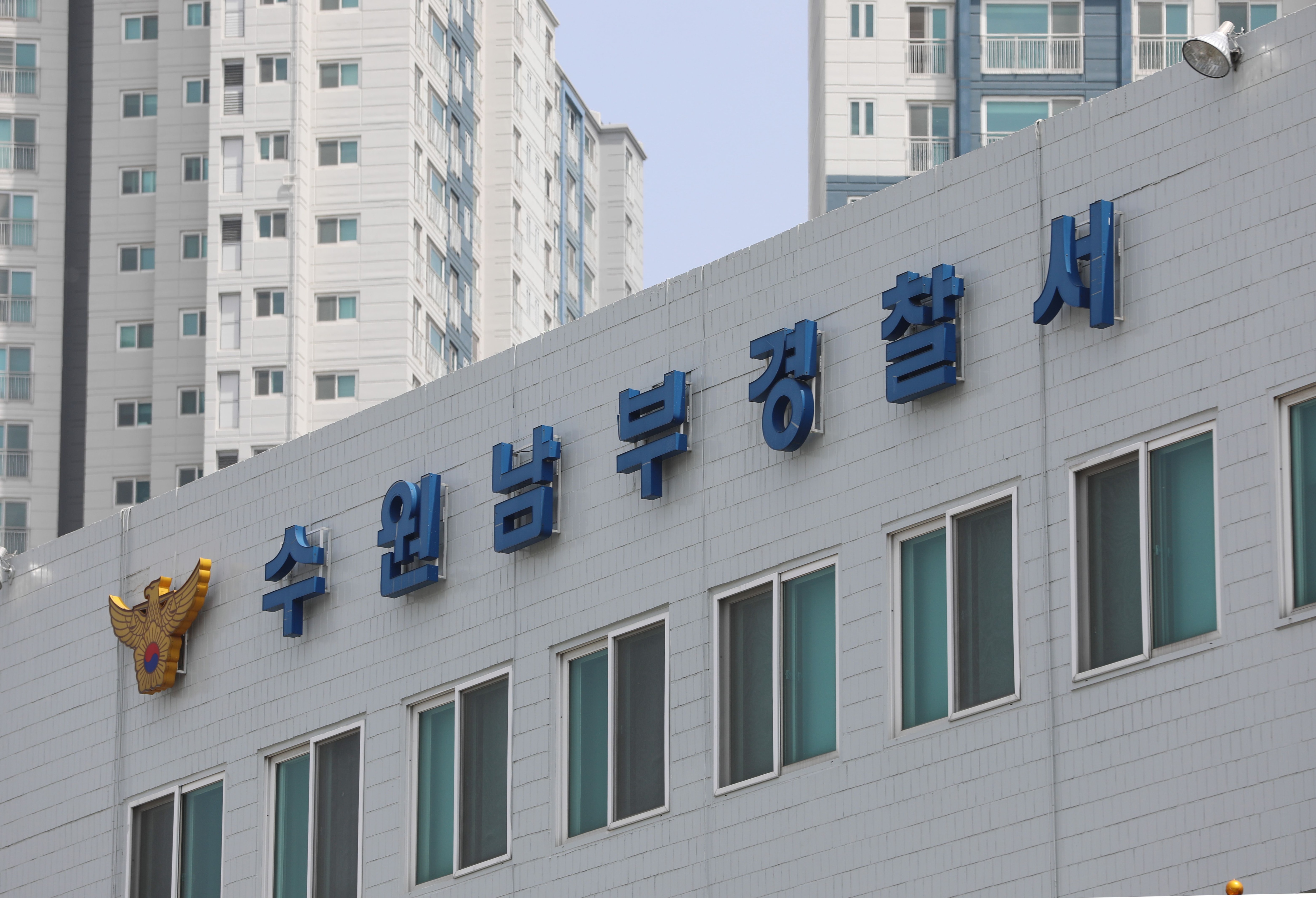 “문 잠긴 집에서 악취” 수원 연립서 세 모녀 추정 시신 발견