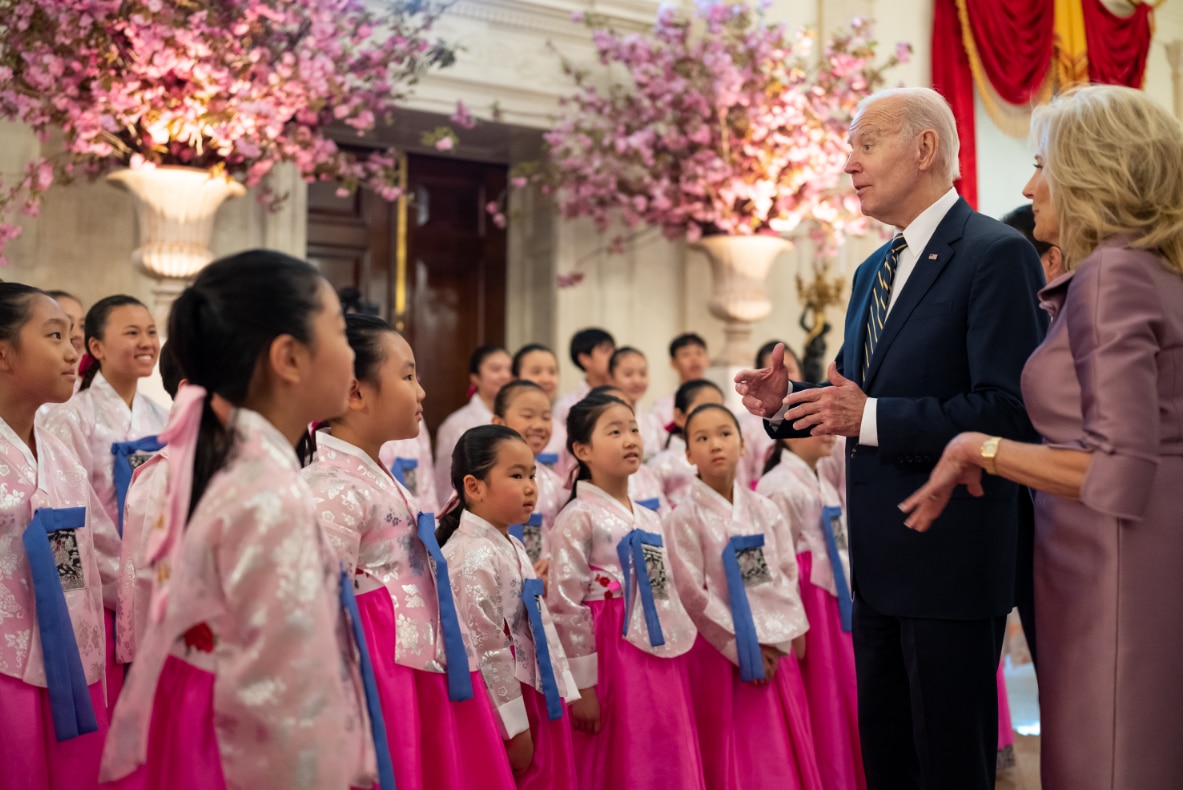 “백악관 또 와달라” 바이든 부부 걸음 멈춰 세운 한인 아이들 ‘아리랑’