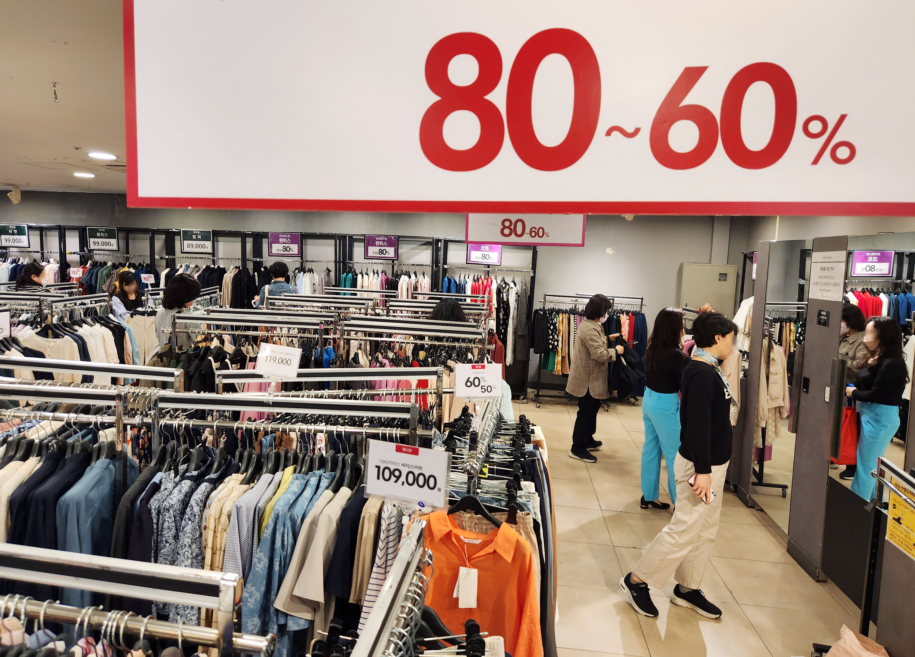 자라  1만원, 띠어리 3만원 …해외 의류 90% 할인 창고매장에 손님 몰린다
