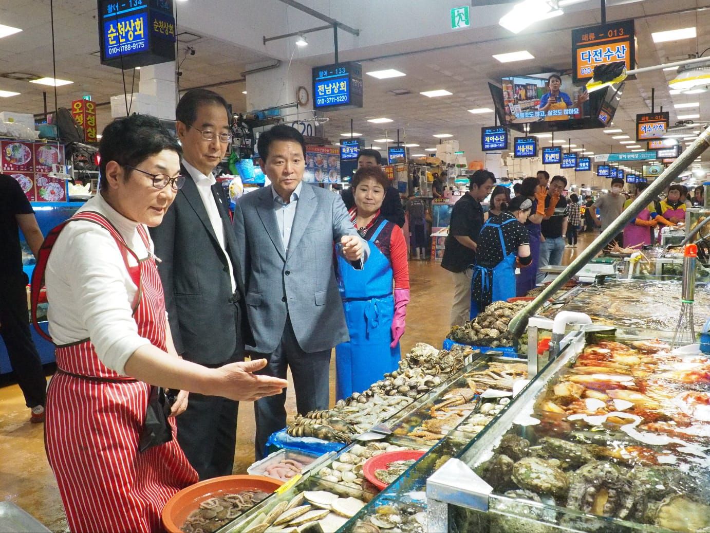 “나부터 먹겠다” 국민의힘, 오염수 괴담에 ‘횟집 회식’ 나섰다