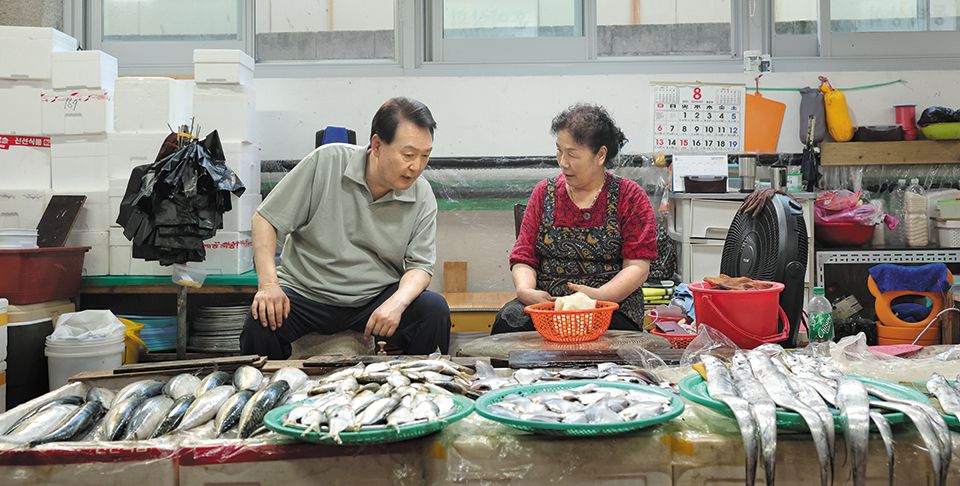 휴가 중인 尹대통령, 거제 수산시장 찾아