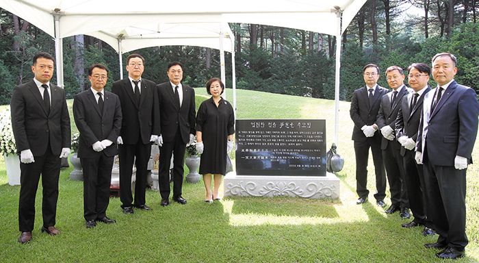 故 정몽헌 회장 20주기… 추모비 제막식