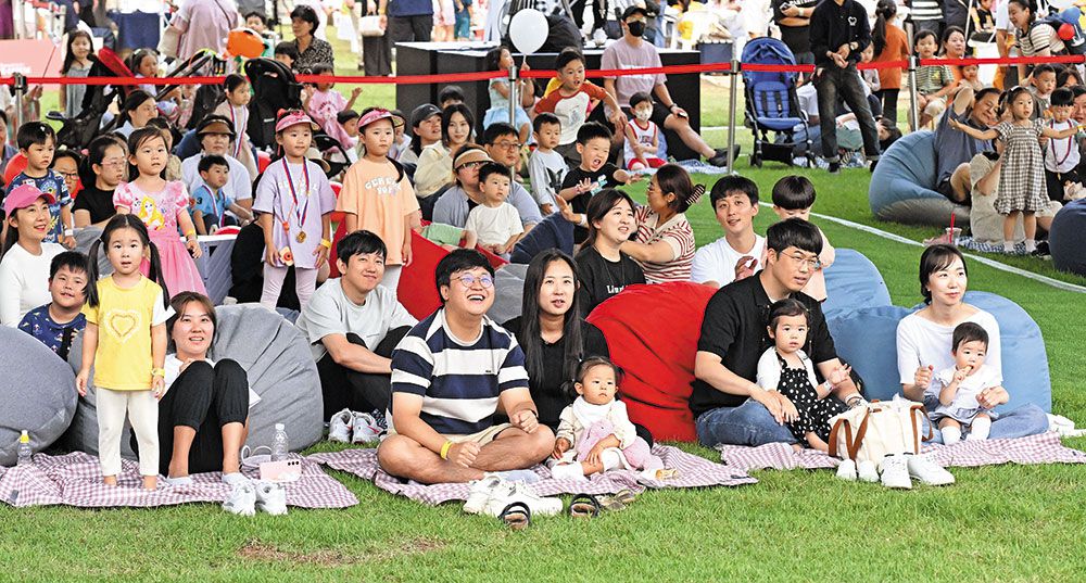 어린이 뮤지컬에 열광하고 미니 축구게임에 설레고… 아이들 웃음소리, 빛나는 분수처럼 가을 하늘 높이 퍼져