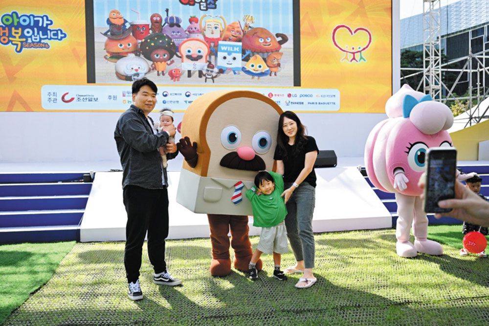 어린이 뮤지컬에 열광하고 미니 축구게임에 설레고… 아이들 웃음소리, 빛나는 분수처럼 가을 하늘 높이 퍼져