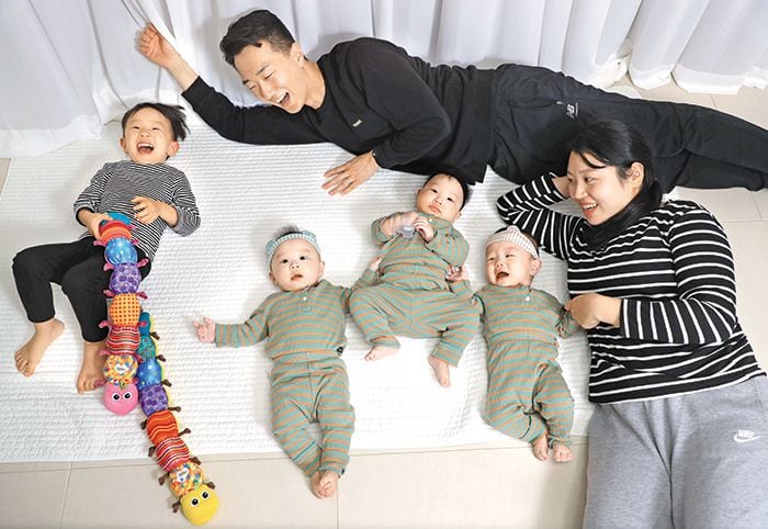 ‘세쌍둥이+1′과 육아 전투 중… 행복은 네제곱!