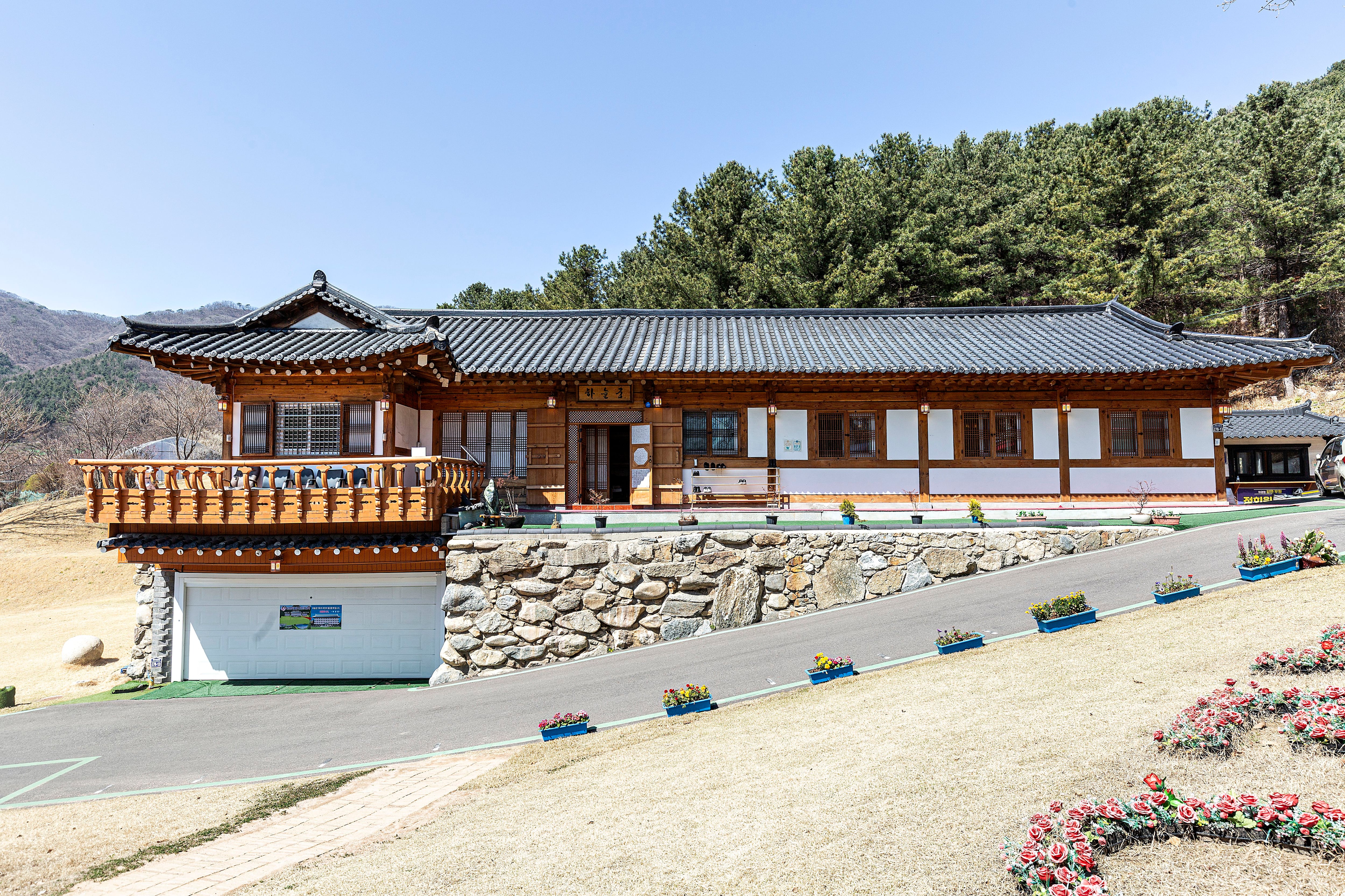 경찰, 성추행 혐의 허경영 ‘하늘궁’ 압수수색
